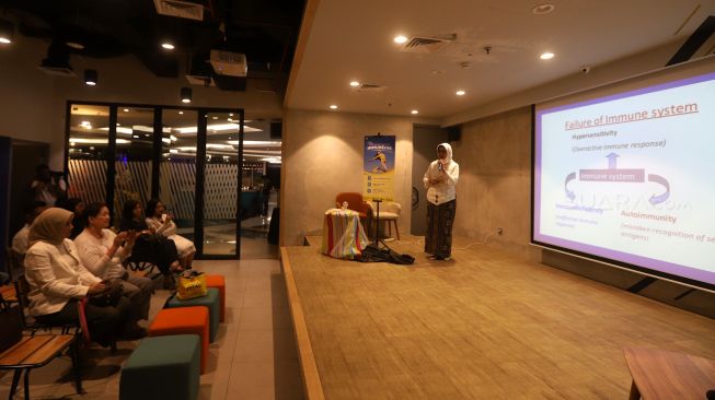 Dr. Iris Rengganis memberikan paparan saat Launching Pemeriksaan Baru IMMUNErisk di GoWork FX Sudirman, Jakarta, Minggu (9/2). [Suara.com/Angga Budhiyanto]