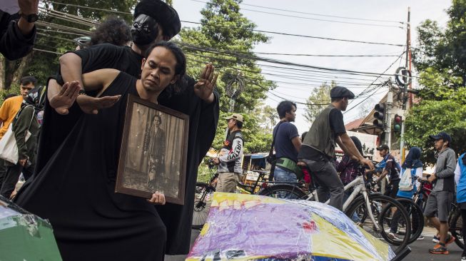 Seniman melakukan aksi teaterikal saat peringatan Bulan Cinta Ibu Bangsa Inggit Garnasih di Bandung, Jawa Barat, Minggu (9/2). [ANTARA FOTO/M Agung Rajasa]