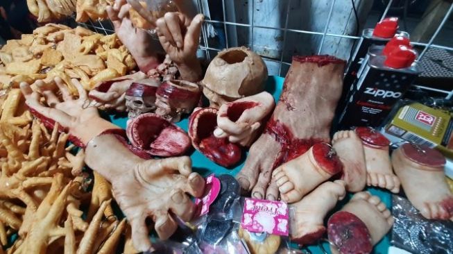 Korek dan asbak berkonsep liar di Pasar Wisata Kota Batu Malang. (Suara.com/Dini Afrianti Efendi)