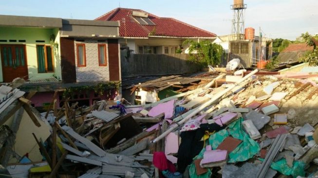 Reruntuhan material bangunan indekos tiga lantai yang roboh di Jalan Bangka Barat IV RT 003/RW 07, Kelurahan Pela Mampang, Jakarta Selatan, Sabtu (8/2/2020). (ANTARA/Laily Rahmawaty)