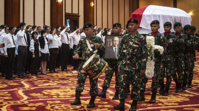 Prajurit TNI mengusung peti jenazah almarhum JB Sumarlin seusai diserahterimakan kepada Pemerintah di Kementerian Keuangan, Jakarta, Senin (10/2). [ANTARA FOTO/Aprillio Akbar]