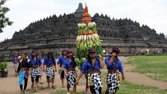 Sejumlah seniman mengusung gunungan Palawija saat kirab Ruwat Rawat Borobudur di kompleks Taman Wisata Candi (TWC) Borobudur, Magelang, Jawa Tengah, Minggu (9/2). [ANTARA FOTO/Anis Efizudin]