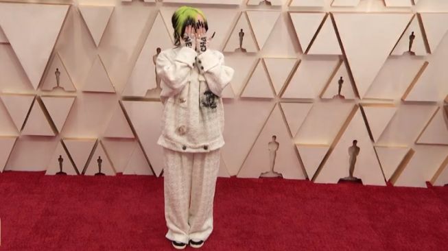 Billie Eilish di karpet merah Oscar 2020. (YouTube/ET Style)