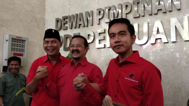 Gibran Rakabuming Raka, Achmad Purnomo, dan Teguh Prakosa usai jalani fit and proper test di Kantor DPP PDIP Jakarta, Senin (10/2/2020). (Suara.com/Ria Rizki)