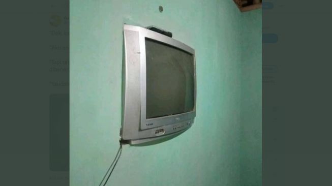 Penampakan tv tabung ala tv flat. [Twitter]]