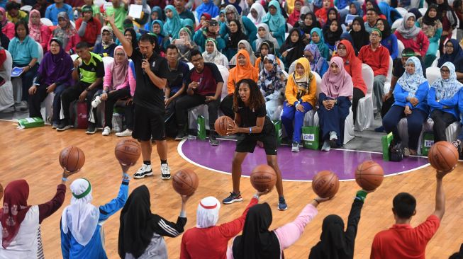 Pelatih Jr NBA Jade Leitao (tengah) memberikan pelatihan dasar bola basket saat digela Pelatihan basket Jr. NBA, di Surabaya, Jawa Timur, Senin (10/2). [ANTARA FOTO/Zabur Karuru]