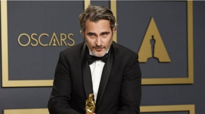 Joaquin Phoenix saat menerima penghargaan di Oscar 2020 [Oscar]