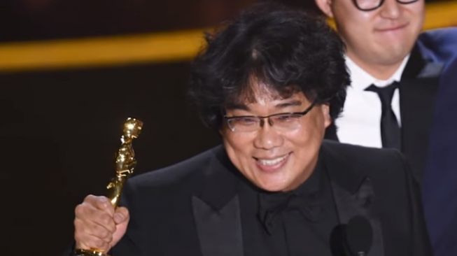 Sutradara Parasite, Bong Joon Ho saat menerima piala Oscar 2020 [YouTube]