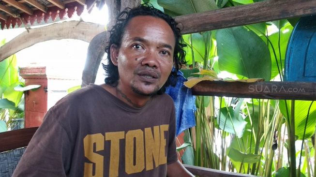 Mantan Preman asal Semarang, Pri Anggono, diwawancarai di warung miliknya di Dusun Pringgen, Desa Widodomartani, Kecamatan Ngemplak, Kabupaten Sleman, Senin (10/2/2020). - (Suara.com/Baktora)