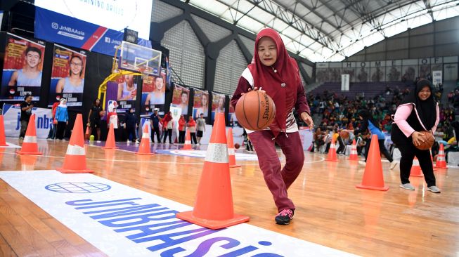 Sejumlah guru dan pelatih olah raga menggiring bola basket saat Pelatihan basket Jr. NBA, di Surabaya, Jawa Timur, Senin (10/2). [ANTARA FOTO/Zabur Karuru]