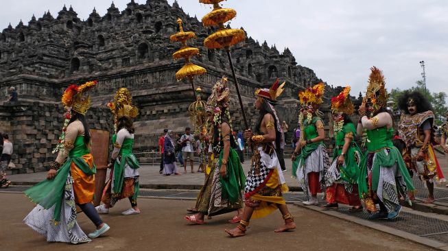 Sejumlah seniman mengikuti kirab Ruwat Rawat Borobudur di kompleks Taman Wisata Candi (TWC) Borobudur, Magelang, Jawa Tengah, Minggu (9/2). [ANTARA FOTO/Anis Efizudin]