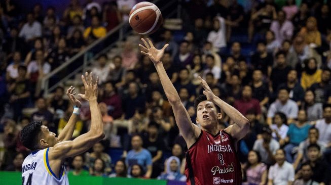 Pebasket Indonesia Patriots Laurentius Steven Oei (kanan) melempar bola dibayangi pebasket Prawira Bandung Pandu Wiguna (kiri) saat pertandingan seri kedua IBL Pertamax 2020 di GOR Ctra, Bandung, Jawa Barat, Minggu (19/1/2020). Indonesia Patriots menang atas Prawira Bandung dengan skor 77-73. ANTARA FOTO/M Agung Rajasa