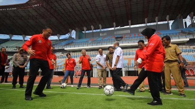 Wali Kota Surabaya Tri Rismaharini (kanan) menendang bola ke arah Ketua Umum PSSI Mochamad Iriawan (kiri) saat inspeksi Stadion Gelora Bung Tomo (GBT), di Surabaya, Jawa Timur, Senin (10/2/2020). Inspeksi tersebut untuk melihat secara langsung persiapan untuk menjadi salah satu "venue" perhelatan Piala Dunia U-20 pada 2021. ANTARA FOTO/Moch Asim.