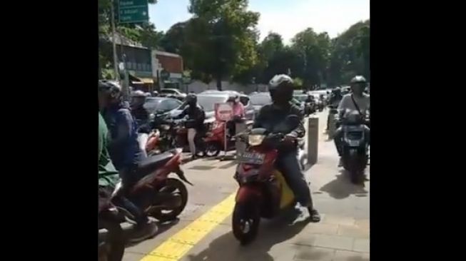 Usai Direvitalisasi, Trotoar Kemang Malah Dipakai Pengendara Motor