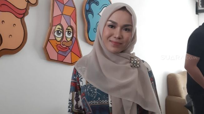 Medina Zein Lepas Jilbab, Netizen Geger