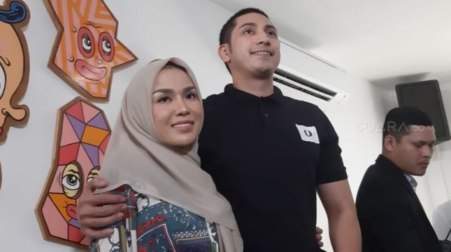 Medina Zein bersama suami, Lukman Azhari. [Yuliani/Suara.com]