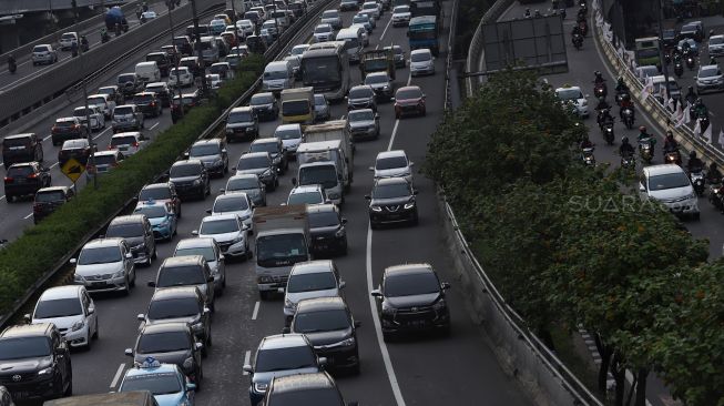 Kendaraan melintas di jalan tol dalam kota, Jakarta, Selasa (11/2). [Suara.com/Angga Budhiyanto]
