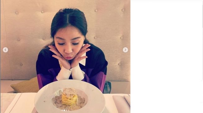 Nagita Slavina makan spaghetti truffle (Instagram/@raffinagita1717)