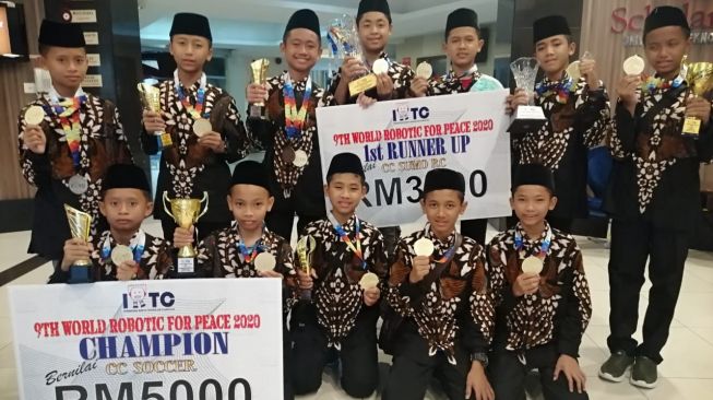 Santri Asal Blitar Raih Juara Umum World Robotic For Peace di Malaysia