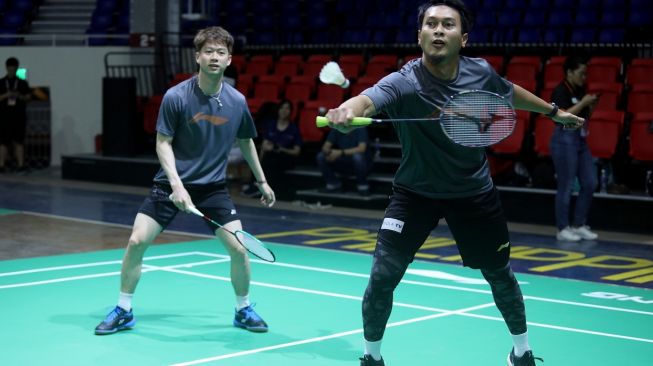 Pebulutangkis spesialis ganda putra Indonesia, Kevin Sanjaya Sukamuljo (kiri) dan Mohammad Ahsan, tengah menjajal lapangan Rizal memorial Coliseum, Manila, Filipina, yang menjadi lokasi perhelatan BATC 2020, Minggu (9/2). [Humas PBSI]