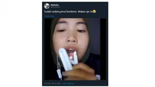 Video viral di Twitter, perempuan makan bohlam. (Twitter/@Kimberley)