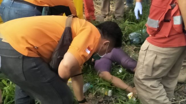 Geger Mayat Perempuan Bercelana Ungu Tergeletak di Pintu 