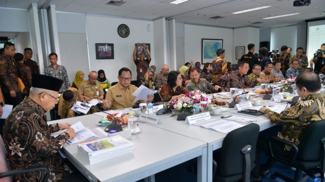 Maruf Amin Kumpulkan Menteri Obrolkan Orang Miskin di Gedung Bertingkat