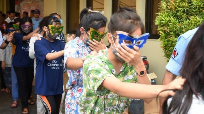 Anak-anak dari Kampung Dijual di Apartemen Gading Nias Jadi Pemandu Karaoke