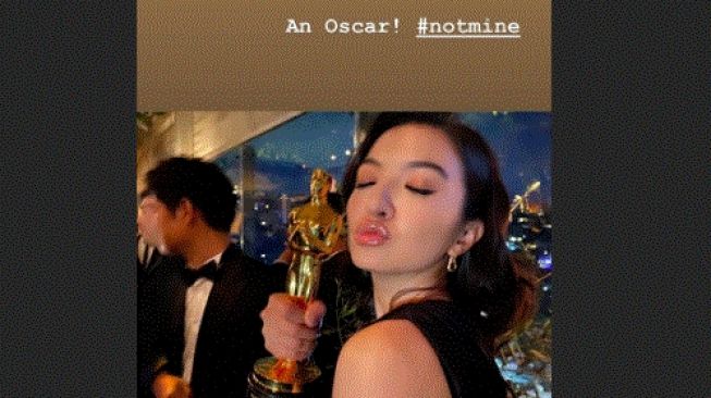 Raline Shah berpose bareng piala Oscar milik tim film Parasite [Instagram/@ralineshah]