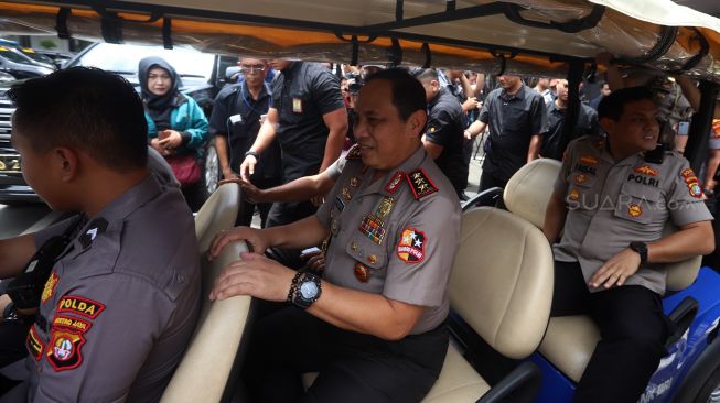 Wakapolri Komjen Gatot Eddy Pramono (tengah) usai  memberikan keterangan pers terkait diaktifkannya kembali Satgas Antimafia Bola Tahap III di Direktorat Reserse Kriminal Umum Polda Metro Jaya, Jakarta, Selasa (11/2).  [Suara.com/Angga Budhiyanto]  