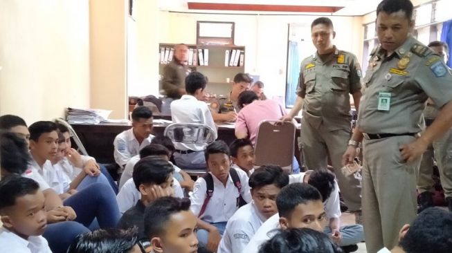 Libur karena Corona Bukan di Rumah, Pelajar Malah Asyik Kumpul di Warung
