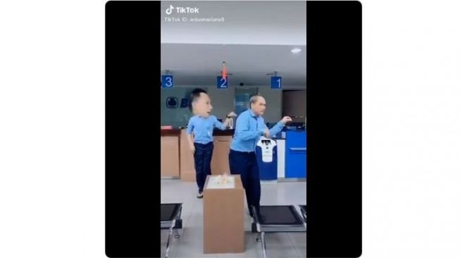 Pegawai Bank Main TikTok, Ups Ada yang Bikin Salah Fokus, Mirip Siapa ya?