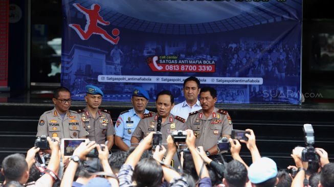 Wakapolri Komjen Gatot Eddy Pramono (ketiga kanan) didampingi Kapolda Metro Jaya Irjen Nana Sudjana (kanan), Direktur Reserse Kriminal Umum Polda Metro Jaya Kombes Pol Suyudi Ario Seto (kedua kanan), Kepala Satgas Antimafia Bola Brigjen Pol Hendro Pandowo (kedua kiri) dan Kabid Humas Polda Metro Jaya Kombes Pol Yusri Yunus (kiri) memberikan keterangan pers terkait diaktifkannya kembali Satgas Antimafia Bola Tahap III di Direktorat Reserse Kriminal Umum Polda Metro Jaya, Jakarta, Selasa (11/2). [Suara.com/Angga Budhiyanto]