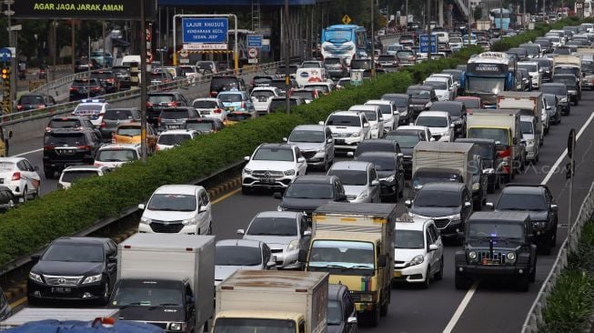 Sejumlah kendaraan melintas di Jalan MT Haryono dan jalan tol dalam kota, Jakarta, Selasa (11/2). [Suara.com/Angga Budhiyanto]