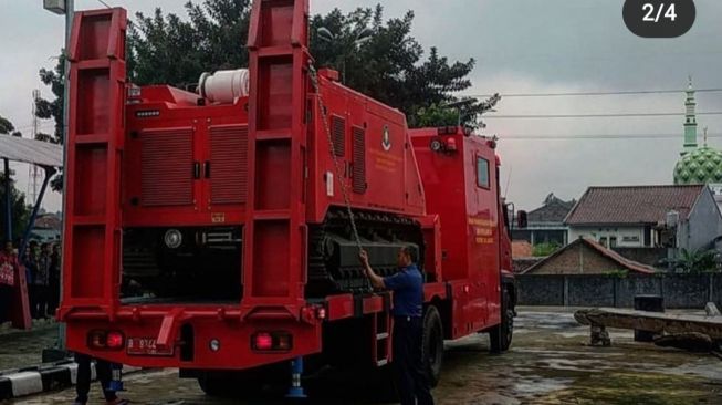 Pemprov DKI Jakarta membeli robot pemadam kebakaran atau alat untuk memadamkan si jago merah dari Kroasia. Anggaran untuk membeli satu robot ini mencapai Rp 34 miliar. (Foto dok. Humas Pemprov DKI)