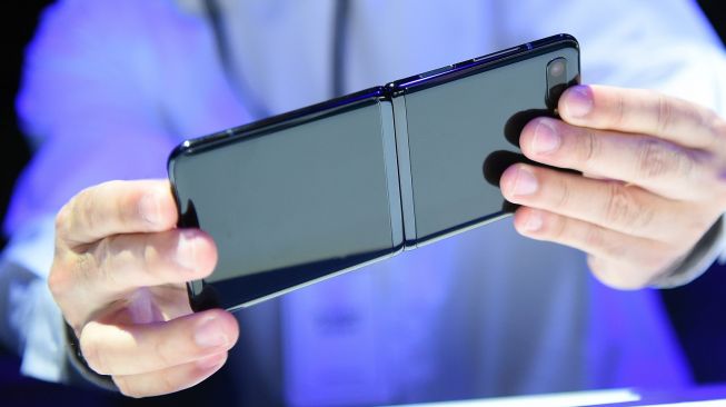 Samsung Galaxy Z Flip diluncurka di San Francisco, Amerika Serikat, Selasa (11/2/2020). [AFP/Josh Edelson]