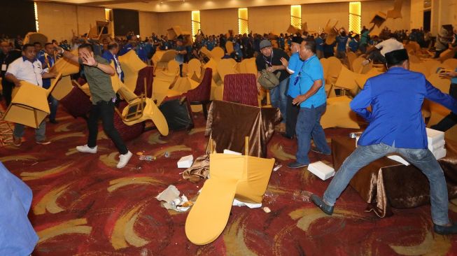 Kericuhan dua kubu pendukung calon Ketua Umum PAN bentrok saat sidang pleno Kongres V PAN di Kendari, Sulawesi Tenggara, Selasa (11/2). [ANTARA FOTO/Usman]