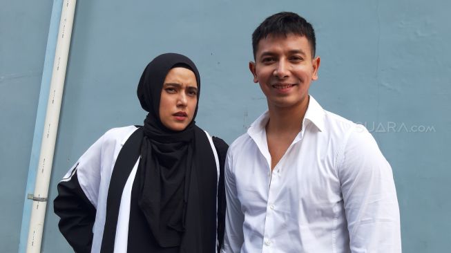 Fairuz A Rafiq bersama suami, Sonny Septian. [Ismail/Suara.com]