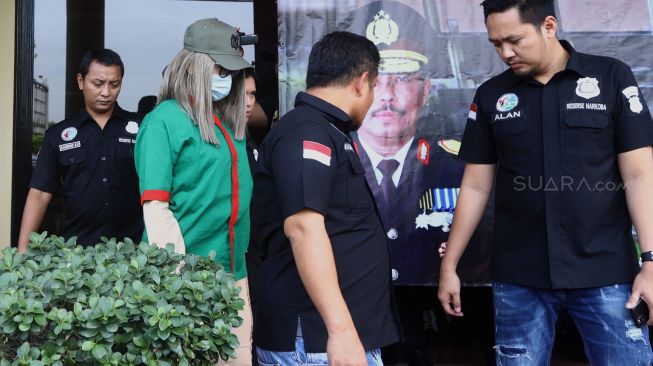 Lucinta Luna (kedua kiri) dihadirkan sebagai tersangka saat pengungkapan perkara jenis narkotika dan psikotropika di Polres Metro Jakarta Barat, Rabu (12/2).[Suara.com/Angga Budhiyanto]