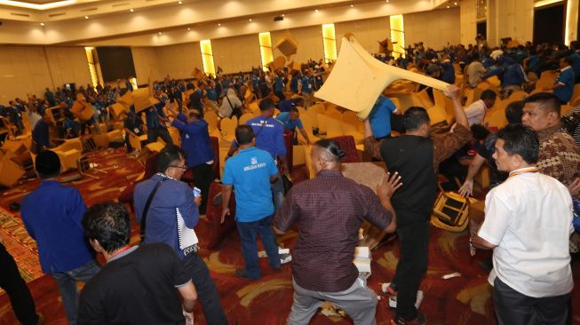 Kericuhan antar dua kubu pendukung calon Ketua Umum PAN saat sidang pleno Kongres V PAN di Kendari, Sulawesi Tenggara, Selasa (11/2). [ANTARA FOTO/Usman]