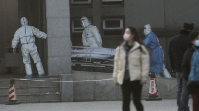 Staf medis memindahkan pasien di rumah sakait Jinyintan, tempat para penderita pneumonia yang disebabkan virus korona jenis baru dirawat, di Wuhan, Provinsi Hubei, China, 20/1/2020. (ANTARA/REUTERS/Darley Shen)