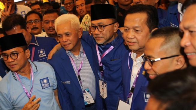 Ketua Umum PAN terpilih periode 2020-2025 Zulkifli Hasan (tengah) bersama tokoh senior PAN Hatta Rajasa dan Sutrisno Bachir berfoto bersama usai perhitungan suara saat Kongres V PAN di Kendari, Sulawesi Tenggara, Selasa (11/2). [ANTARA FOTO/Jojon]