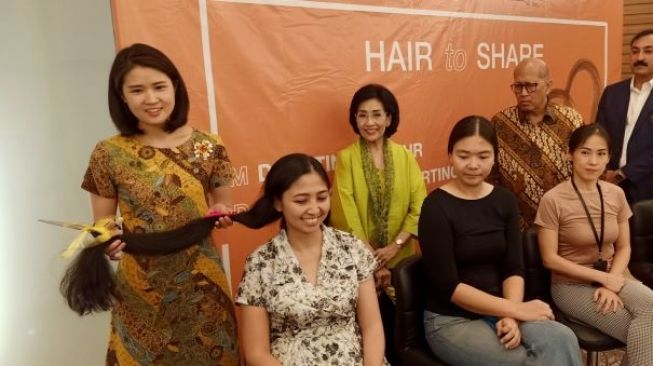 Peserta Hair to Share dan suaminya melakukan perpisahan rambutnya setelah tidak pernah dipotong selama 17 tahun, ia menyumbangkan rambut panjangnya untuk mendukung penderita kanker. (Suara.com/Silfa Humairah)