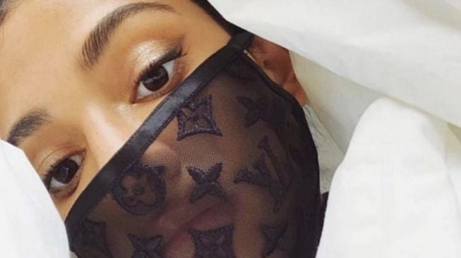 Viral Masker Louis Vuitton Transparan. (Twitter/@pradaxbby)