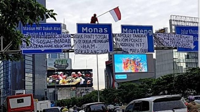 Tuntut Kasus HAM, Agustinus Woro Kembali Panjat Papan Rambu di Sudirman