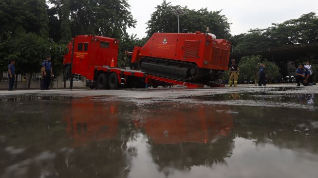 Robot damkar MVF-5 U3 dipersiapkan saat demonstrasi robot pemadam kebakaran di Halaman Dinas Pemadam Kebakaran DKI Jakarta, Kamis (13/2). [Suara.com/Angga Budhiyanto]  
