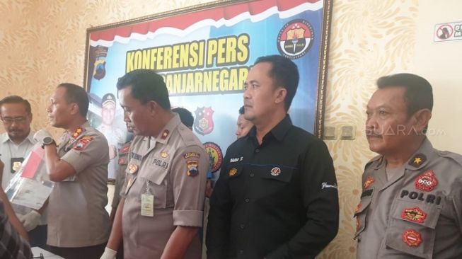 Polres Banjarnegara saat merilis kasus bocah SD yang dibunuh pelaku sodomi. (Suara.com/Khoirul).