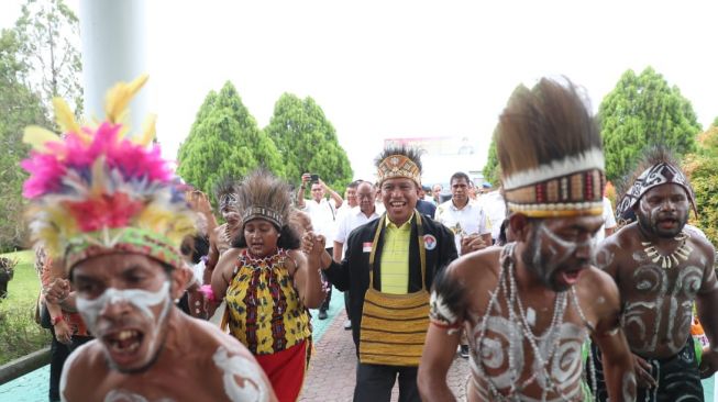 Menteri Pemuda dan Olahraga (Menpora) Zainudin Amali melanjutkan kunjungan kerjanya di Provinsi Papua. Setelah meninjau fasilitas olahraga untuk Pekan Olahraga Nasional (PON) 2020 di Merauke, Menpora pada Kamis (13//2/2020). (Dok : Menpora). 