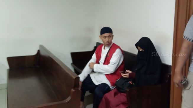 Ditemani Istri, Pengancam Penggal Kepala Jokowi Siap Jalani Persidangan