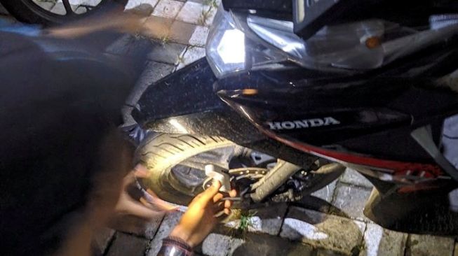 Honda Beat Ini Jadi Korban Salah Gembok di Mall, Sebabnya Kocak